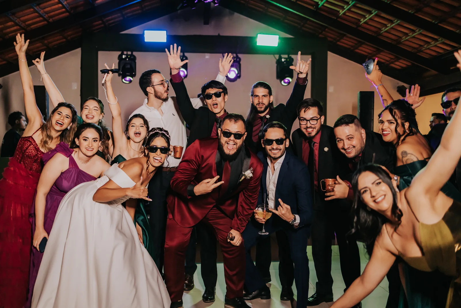 Convidados celebrando em evento