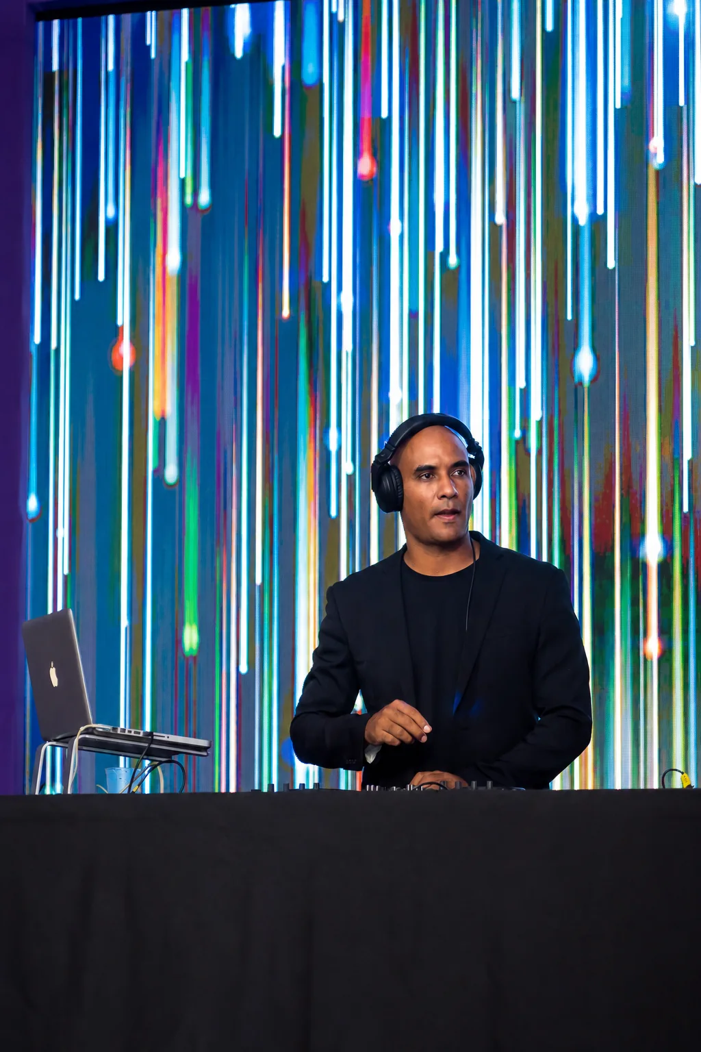 Mael Siqueira DJ em apresentação com painel de LED colorido